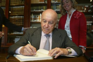 Recuerdo. Manuel Clavero firma en el libro de honor del Casino Gaditano