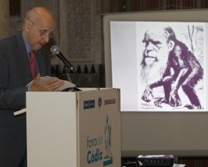 El reconocido científico durante el desarrollo de su conferencia.