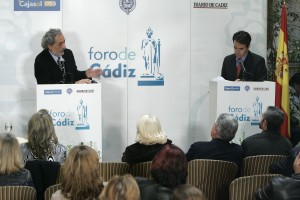 José Chamizo en un momento del debate que dirigió Rafael Navas, director de Diario de Cádiz